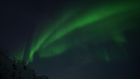 «Aurora boreal captada cerca de Kilpisjärvi, en Finlandia. La constelación en forma de W del centro de la foto es Casiopea, mirando hacia el noroeste»