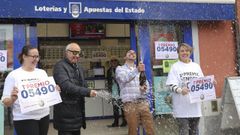 esponsables de la administracin de lotera de la localidad asturiana de Moreda celebran este jueves el haber vendido dcimos del primer premio de la Lotera de Navidad