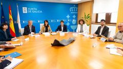 Los nuevos conselleiros de Sanidade e Infraestruturas con la alcaldesa, los concejales de Urbanismo y Mobilidade y técnicos de la Xunta