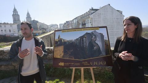 El artista y la alcaldesa junto a la imagen de la castrexa que se pintar en el edificio de Suministros La Ronda