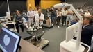Eltraumatlogo Antn Lpezmuestra el funcionamento de un robot al alumnado y profesorado de la Escuela de Ingeniera Biomdica