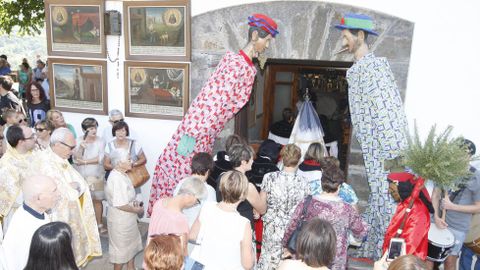 Las Pampórnigas y el Meco saludaron el paso de la Virgen de los Remedios en la puerta de la iglesia de A Ermida