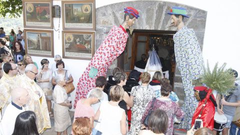 Las Pamprnigas y el Meco saludaron el paso de la Virgen de los Remedios en la puerta de la iglesia de A Ermida