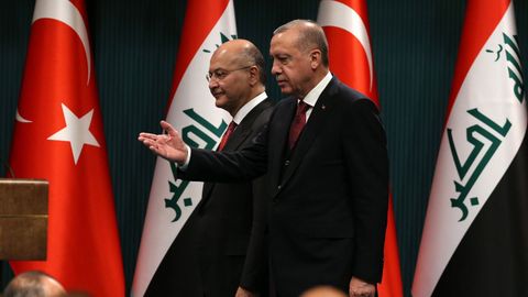 El presidente turco, Recep Tayyip Erdogan (d), y su homlogo iraqu, Barham Salih (i)