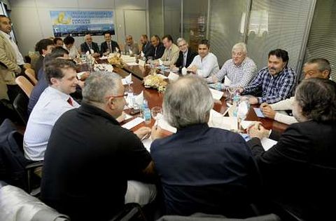 Dirigentes de catorce asociaciones pesqueras y cofradas se reunieron ayer en Burela.