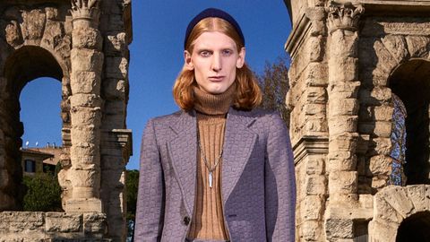 Diademas y trajes Así entiende el director creativo de Gucci la moda sin género.
