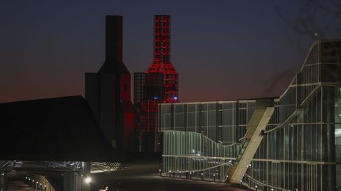 Las torres Hejduk de la Cidade da Cultura se iluminaron anoche de rojo en homenaje a Cruz Roja de Santiago con motivo de su 125 aniversario