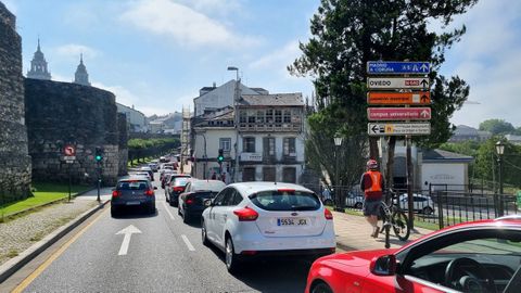 La Ronda da Muralla de Lugo un día con cola de tráfico