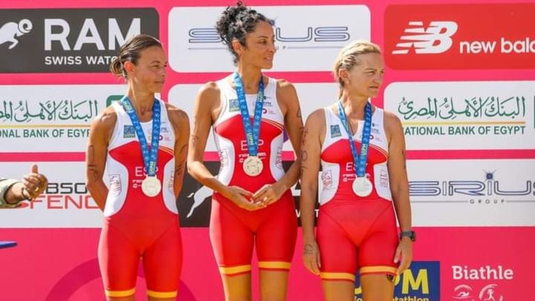 Las deportistas asturianas Noemí Moreno y Natalia Santa Bárbara, junto a la cántabra María de Pablo, se hicieron con la plata con su equipo femenino en categoría +40
