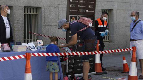 Letras Galegas: entrega de libros na rúa do Paseo, en Ourense