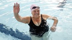 Manuela Lojo, de 94 aos, nada todos los das dos horas en la piscina de A Pobra