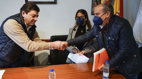 Abelardo Carballo (a la derecha) felicita al nuevo alcalde, Andrés Montesinos