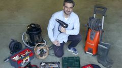 Diego Calvo, en su garaje que funciona casi como taller. «Es una afición que creo que solo entienden los que se han criado entre máquinas y herramientas», dice
