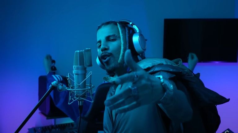 Rauw Alejandro, en un fragmento del vídeo de su colaboración con Bizarrap