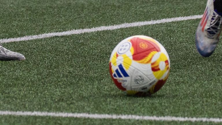 Tres y dos meses de inhabilitación para los entrenadores del Sporting Zas y del Cerqueda de fútbol femenino sénior «por agredir a otro»