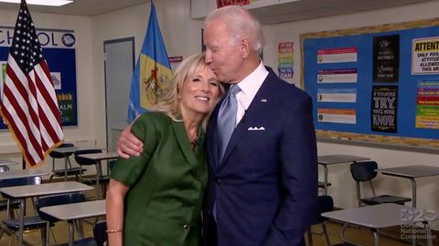 Joe Biden besa a su mujer, Jill, en una imagen difundida durante la Convención del Partido Demócrata