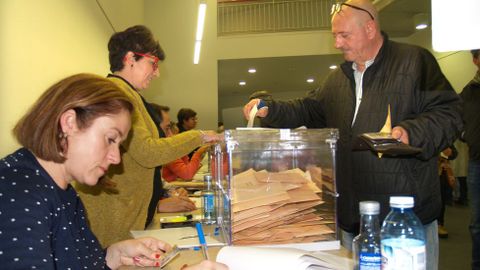 Votaciones, el pasado domingo, en un colegio electoral del sur lucense