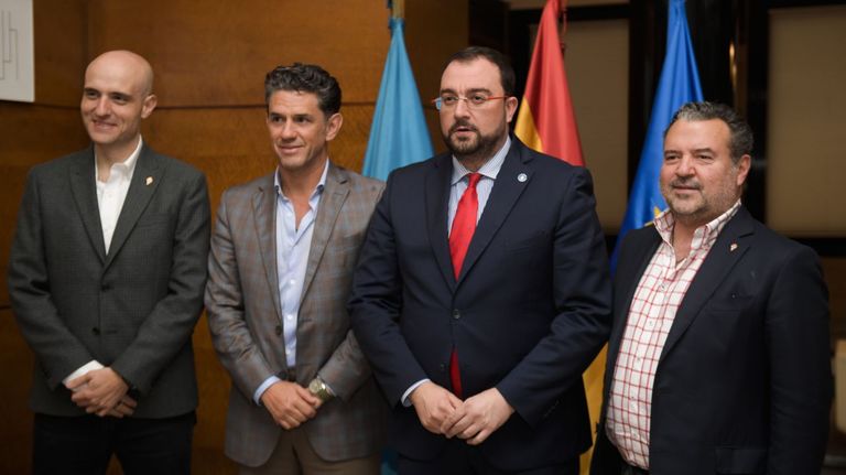 El presidente del Principado de Asturias, Adrián Barbón, recibe al nuevo propietario del Sporting, el mexicano Alejandro Irarragorri (i),