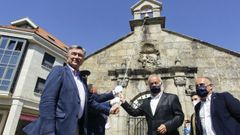 Yuri Korchagin, a la izquierda, hace sonar la campana junto al alcalde de Vilanova, Gonzalo Durn