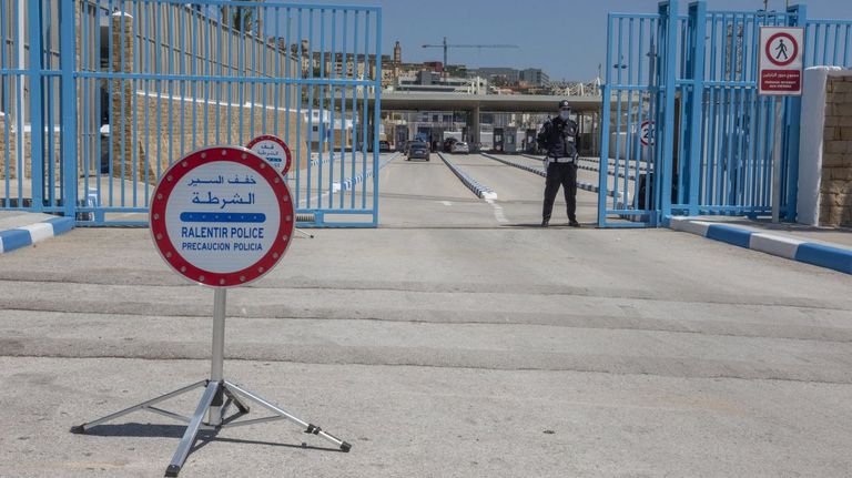 El lado marroquí de la frontera que conecta Fnideq, Marruecos, con Ceuta
