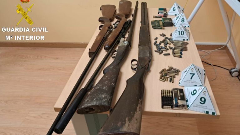 El atracador de la gasolinera de Tui tenía en su casa una escopeta y dos rifles