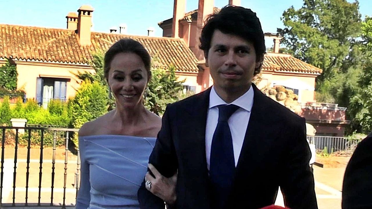 Isabel madrina de excepción en la boda de su sobrino vestida por el gallego Roberto