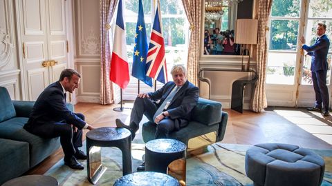 Johnson no dudo en ponerse cmodo durante su encuentro en el Elseo con Macron