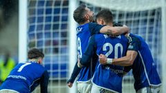 Bastn y Luismi abrazan a Masca ante la presencia de Viti en el Oviedo-Levante
