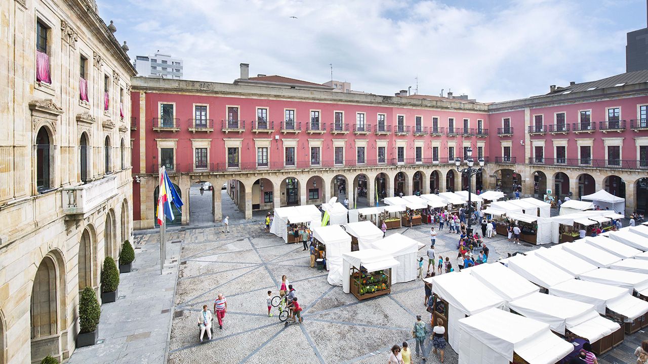 Embalse de Valdemurio (Quirós).Mercado artesano y ecológico de Gijón