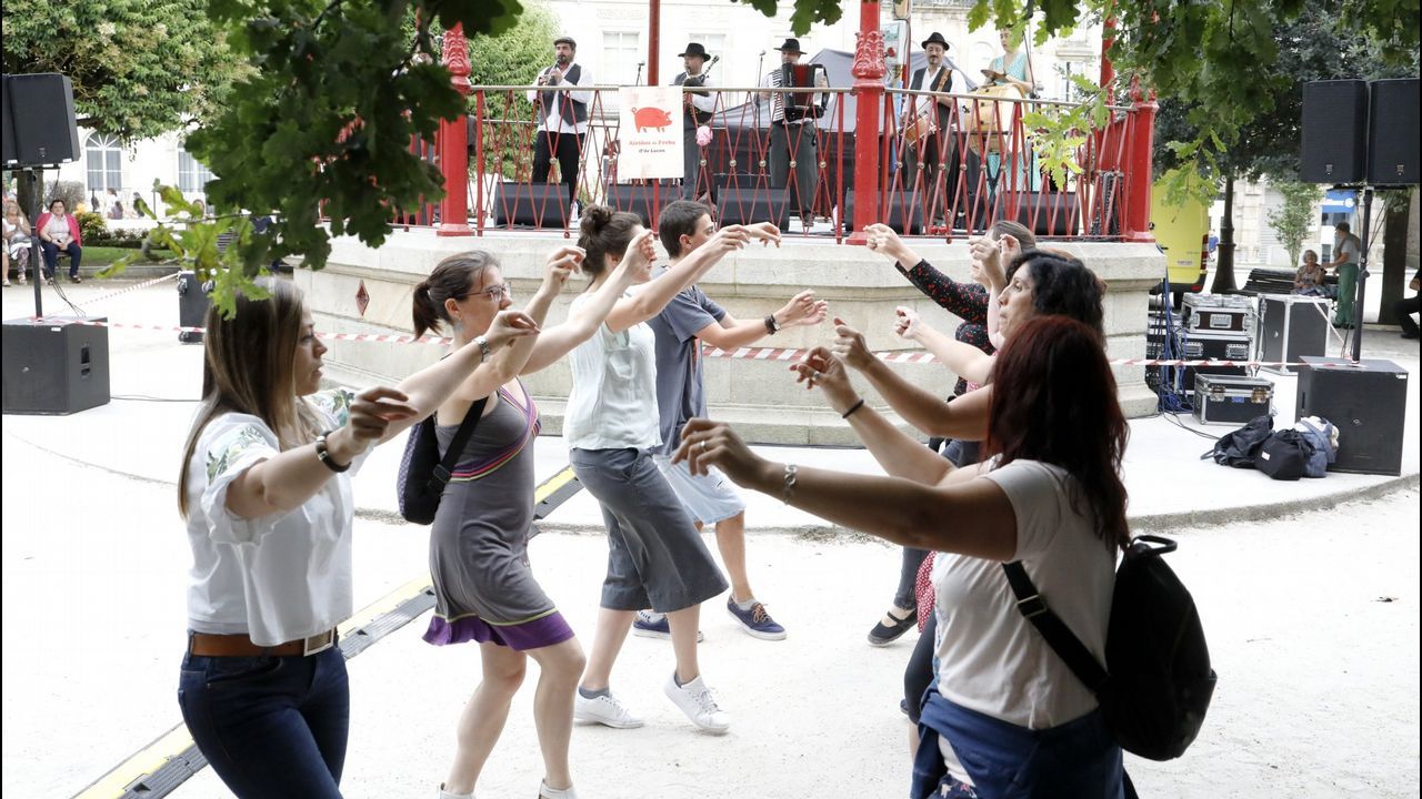 Buen ambiente en el San Isidro de Sarria.Airi�os da Freba, en la imagen, en el templete de la Praza Maior, actuar� en el Clavic�mbalo