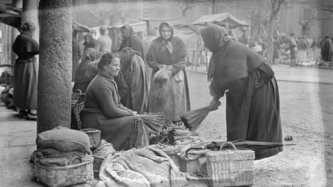 Venta de escobas en la Plaza Daoiz y Velarde, en Oviedo