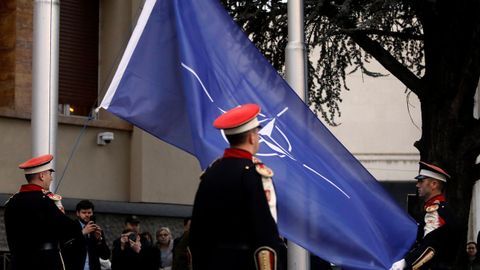 Miembros de la guardia de honor izaron en febrero la bandera de la OTAN ante al Parlamento de Macedonia del Norte tras ser ratificada su adhesin  