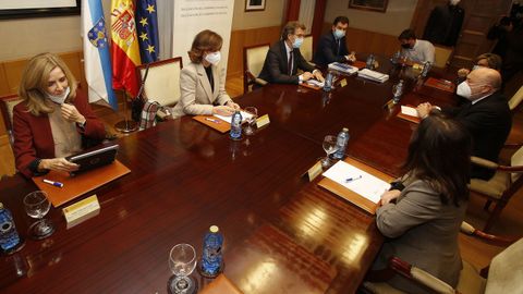 La vicepresidenta del Gobierno, Carmen Calvo, en el centro junto a Feijoo, en la reunión sobre el pazo de Meirás celebrada este miércoles en la Delegación del Gobierno
