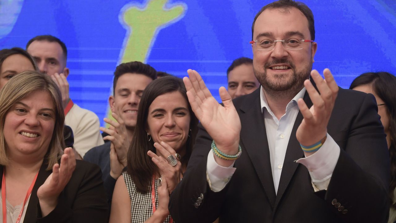El presidente en funciones del Principado, el socialista Adri�n Barb�n, comparece para comentar los resultados electorales