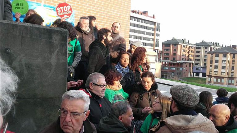 La PAH paraliza un desahucio en Oviedo
