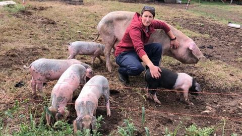 Laura Sánchez (Casa da Rúa). Oza dos Ríos. Esta ganadera incluyó el porco celta en su granja el año pasado. Tiene una produccion mixta: madres, lechones, cebos.