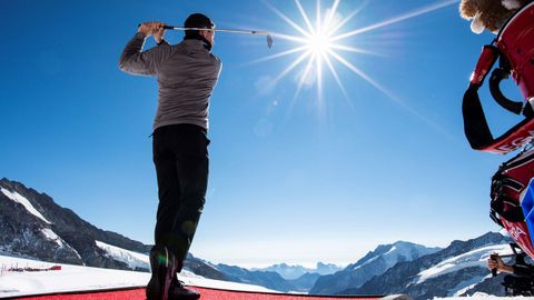 El norirlands Rory McIlroy participa en un evento de golf celebrado en el Glaciar Aletsch, el mayor ventisquero de los Alpes y con una altura de 4.000 metros, en Suiza.
