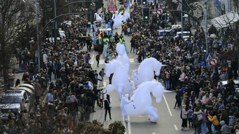 Tras dos años a medio gas por la pandemia, los Reyes Magos vuelven a recorrer las calles gallegas. En la imagen, la cabalgata de Santiago