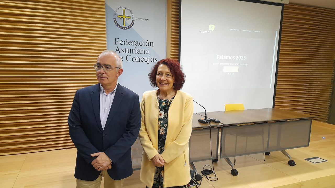 El director general de Política Llingüística, Antón García, y la presidenta de la FACC, Cecilia Pérez,  en la presentación de Falamos.