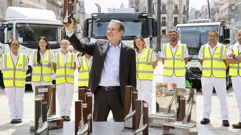 Abel Caballero levanta la décima escoba de platino de Vigo