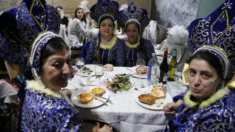 Los grupos de mujeres disfrutaron del xoves de comadres de Verín después de dos años.