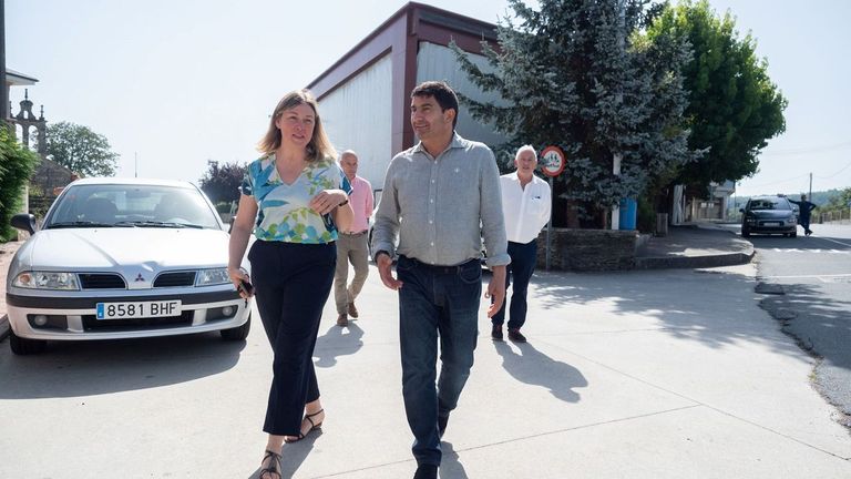 El delegado del Gobierno, Pedro Blanco, con la alcaldesa de Antas de Ulla, Pilar García Porto.