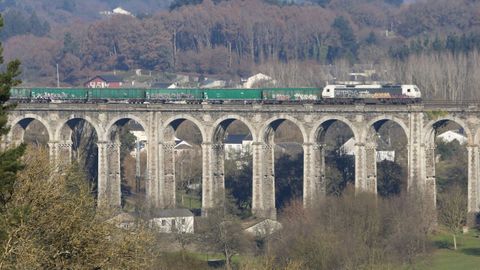 Un tren de mercancías circulando por el puente de A Chanca, en Lugo