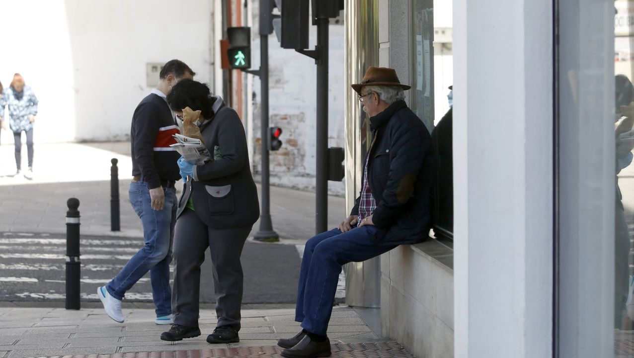 Cola en una pasteleria de Lugo