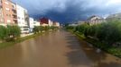 El agua del Cabe bajaba este jueves enlodada por Monforte tras la lluvia del da anterior