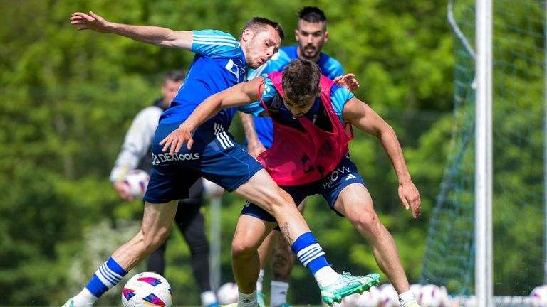 Dubasin y Masca disputan un balón en El Requexón