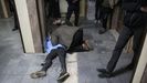 Dos hombres lloran ante el cuerpo de un familiarmuerto en un bombardeo sirio sobre Idlib