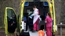 Personal medico se protege con máscaras en una ambulancia al lado del hosptial Santo Tomás de Londres