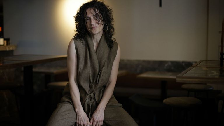María Cedrón, autora do libro que La Voz ofrecerá aos seus lectores o Día das Letras: «Begoña criouse en castelán, pero cando descubriu o galego converteuse na súa maior defensora»