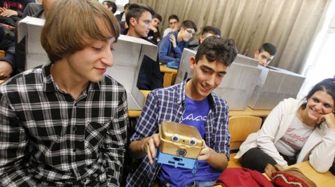  Los alumnos del IES Otero Pedrayo de Ourense crearon una mquina espa con el kit que les facilit el concurso. 